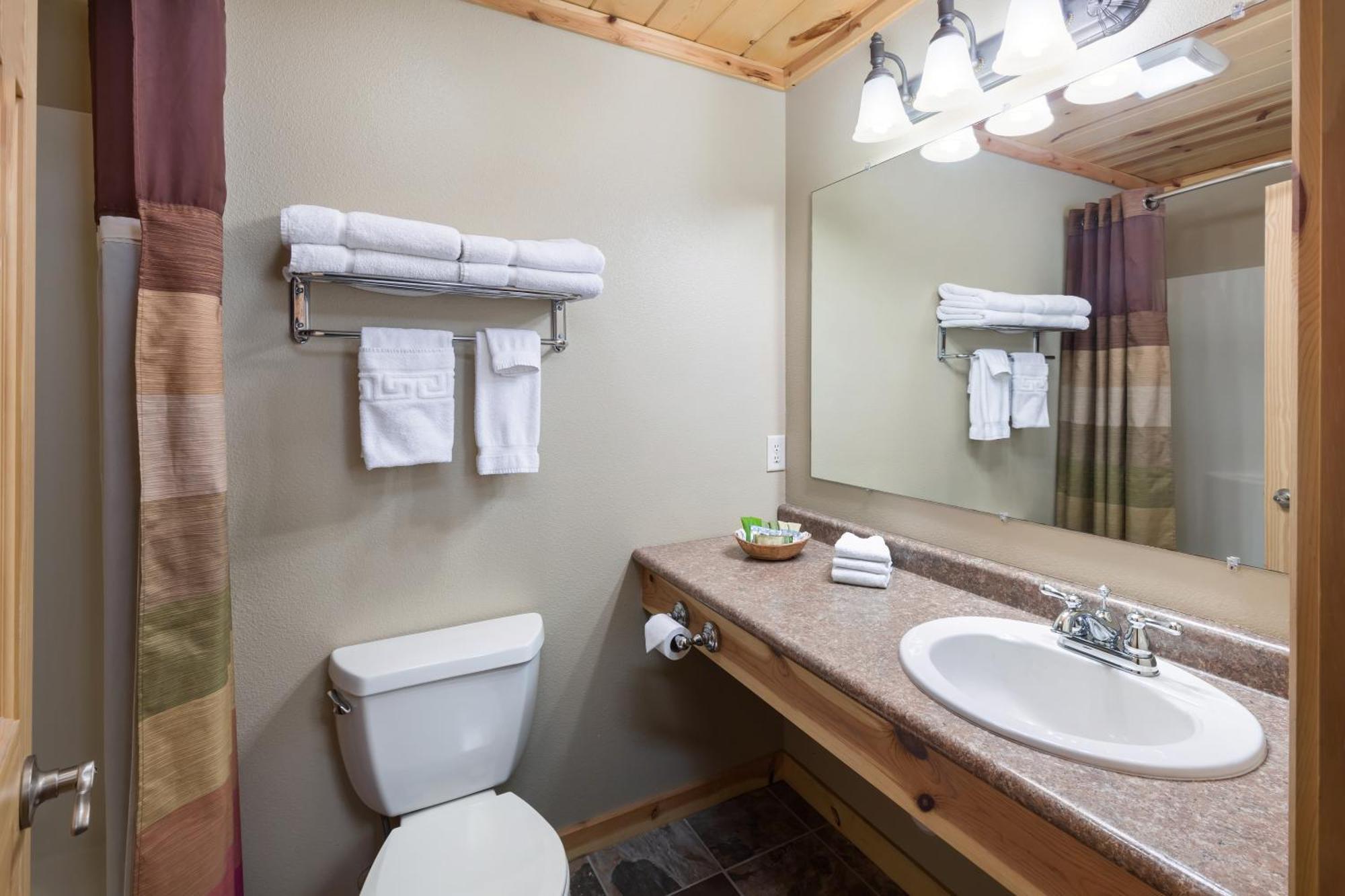 Rock Crest Lodge & Cabins Къстър Екстериор снимка